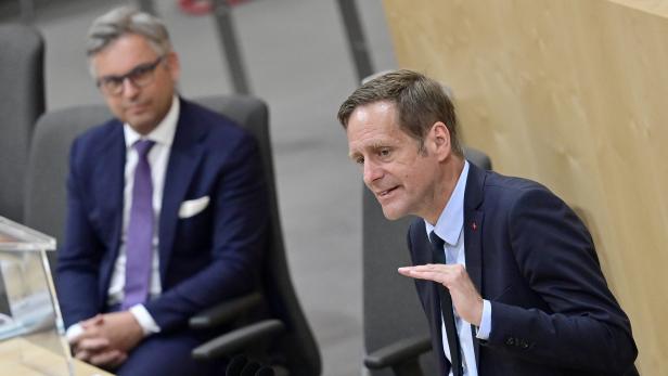 SP-Budgetsprecher Jan Krainer (r.), Finanzminister Magnus Brunner (ÖVP)