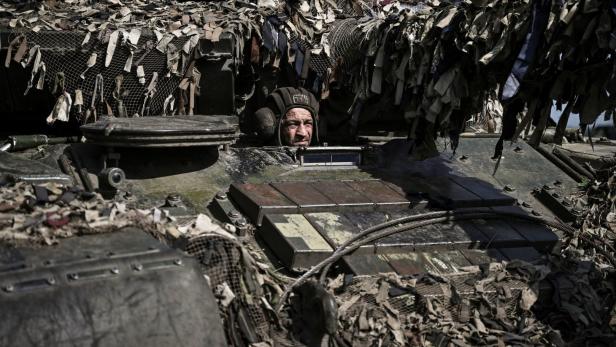 Ein ukrainischer Panzer im Donbass