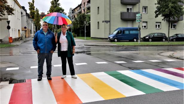 Trotz Skepsis im NÖ Landesstraßendienst wurde in NÖ im Vorjahr in Schwechat eine Regenbogen-Schutzweg angelegt