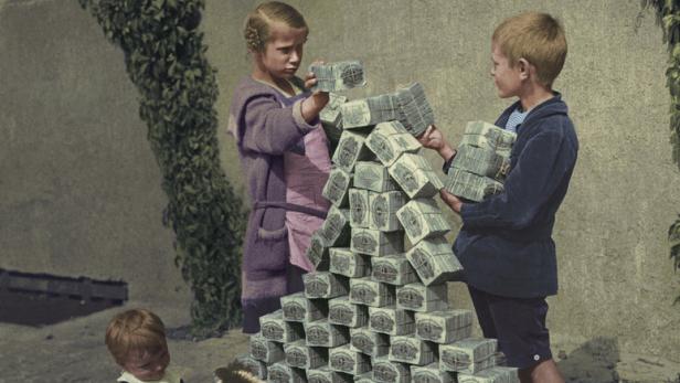 &quot;Spielgeld&quot;: Kinder stapeln um 1923 das wertlos geworden Papiergeld