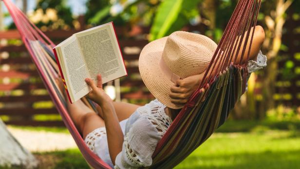 Der Sommer ist die beste Zeit, sich ein Buch zu schnappen, um ein paar Stunden lang eine andere Welt zu erleben – vielleicht gar ein Buch aus burgenländischer Feder?