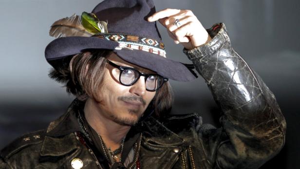 epa03216936 U.S. actor Johnny Depp gestures at a news conference as part of a promotion campaign for his latest movie &#039;Dark Shadows&#039; in Tokyo, Japan, 13 May, 2012. EPA/Kimimasa Mayama
