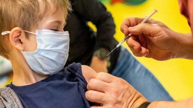 Bisher können erst Kinder ab fünf Jahren Corona-Schutzimpfungen erhalten.