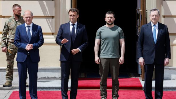 Solidaritätsbesuch in Kiew: Der deutsche Kanzler Scholz (l.), Frankreichs Präsident Macron, der ukrainische Präsident Selenskij und der italienische Premier Draghi