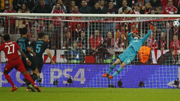 Ein Traum, ein Tor: Alaba zwingt Arsenal-Goalie Cech zu einer unbelohnten Flugeinlage. Der Österreicher traf zum 3:0 für die Bayern.