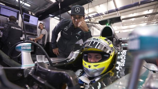 Favoriten: Lewis Hamilton schaut seinem Mercedes-Teamkollegen Nico Rosberg über die Schulter.