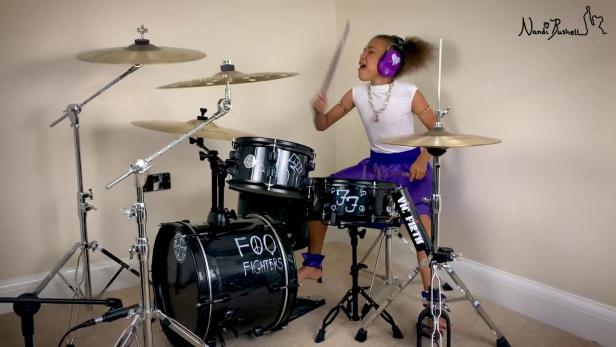 12-jähriges Drum-Phänomen spielt bei Gedenkkonzert der Foo Fighters
