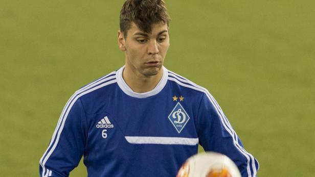 Ein Fußballspieler im blauen Trikot von Dynamo Kiew mit der Nummer 6 am Ball.