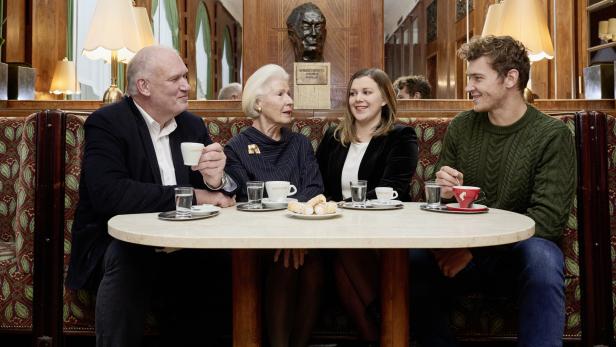 Die Familie von Kicker Leo Querfeld: Vater Berndt, Oma Anita mit ihren Enkeln Karoline Winkler und Ferdinand Querfeld (v. li.)