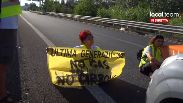 Autofahrer zerren Klimaaktivisten von der Straße