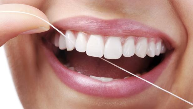 Weiße Zähne: Was ist empfehlenswert und was lässt man besser aus