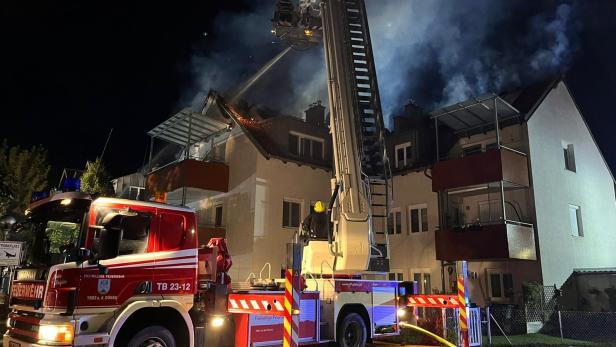 Nächtlicher Feuerwehreinsatz: Dachstuhl stand in Flammen