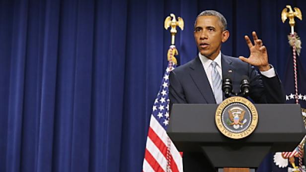Barack Obama spricht vor einer US-Flagge an einem Rednerpult.
