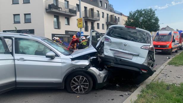 Drei Autos in Floridsdorf ineinander gekracht 