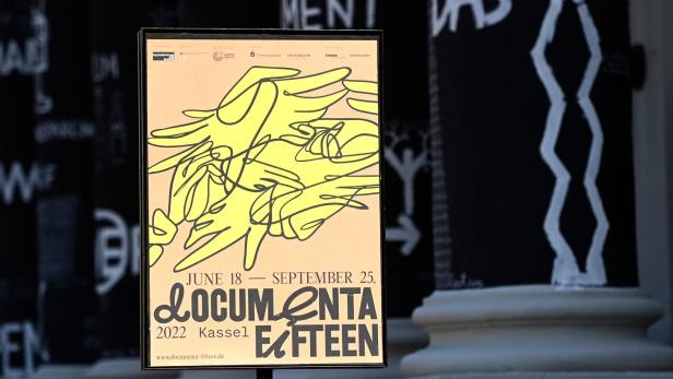 Banner auf documenta wird nach Antisemitismus-Vorwürfen verdeckt