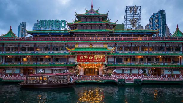 Schwimmendes Restaurant Jumbo versinkt im Meer in Hongkong