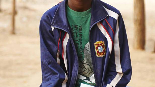 Ein junger Mann mit einem Verband über dem Auge hält eine Patientenakte in der Hand.