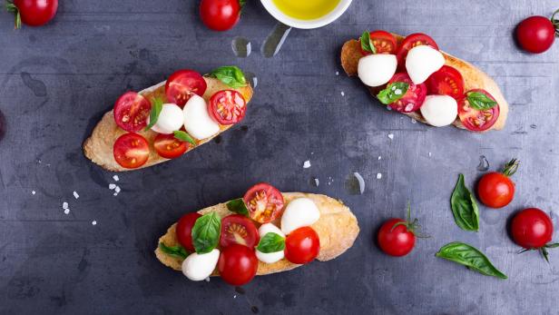 Essen ohne Teller: Warum der Trend "Messy Dinner" das Netz spaltet