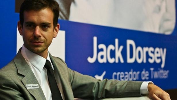 Jack Dorsey, der Gründer von Twitter, posiert vor einem Banner mit seinem Namen.