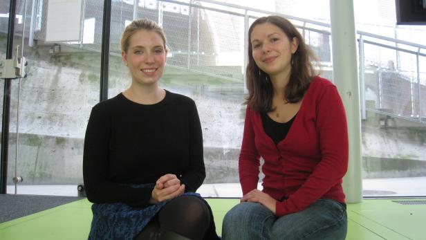 Freiwillig:  Gudrun Köhne und Greta Sparer helfen neben dem Studium bei der Caritas Wien
