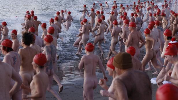 Tausende Nacktschwimmer feierten in Tasmanien die Wintersonnenwende