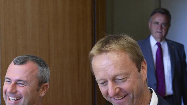 Bei den Koalitionsverhandlungen im Juni saß Norbert Hofer mit Hans Tschürtz und Hans Niessl (im Hintergrund) am Tisch