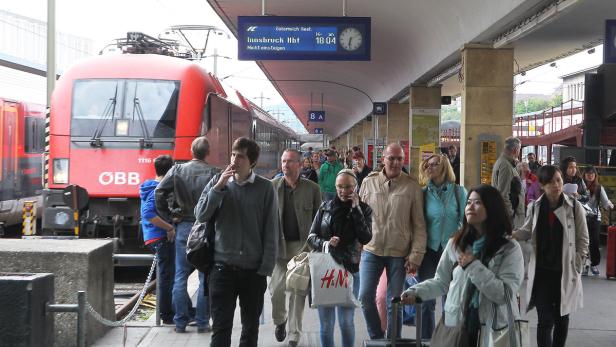 Hektisches Gewusel auf den Bahnsteigen am Wiener Westbahnhof. Ein Bild, das viele Bahn-Pendler Tag für Tag ertragen müssen.
