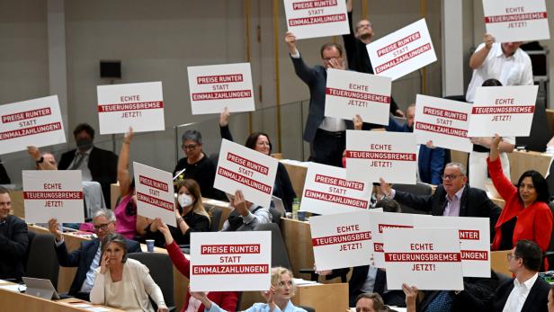 SPÖ-Abgeordnete protestieren mit Schildern bei der Sondersitzung des Nationalrates