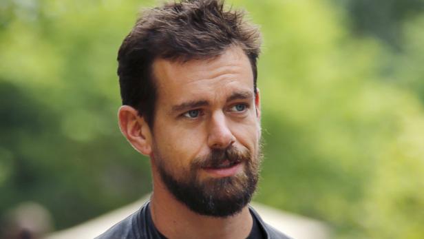 Ein Porträt von Jack Dorsey mit Bart vor einem grünen Hintergrund.