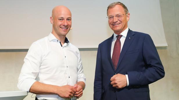 Landeshauptmann Thomas Stelzer (ÖVP) gratulierte Martin Hajart (li.) zur Wahl zum Obmann.