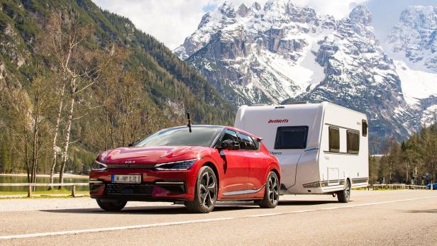 Mit Elektroauto und Wohnwagen in den Urlaub - geht das?