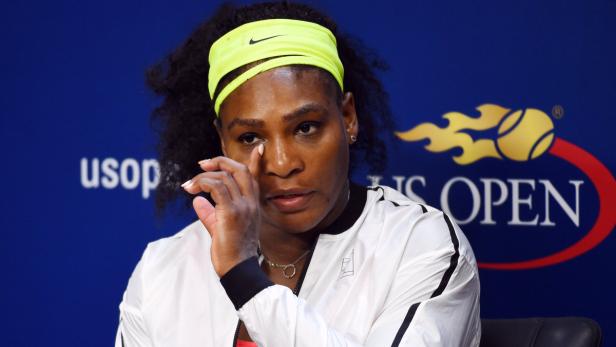 Serena Williams wischt sich während einer Pressekonferenz bei den US Open eine Träne aus dem Auge.