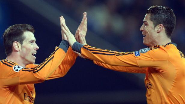 Gareth Bale und Cristiano Ronaldo geben sich ein High-Five.