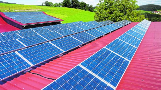 Fotovoltaik-Anlage auf den Dächern eines Bauernhofs