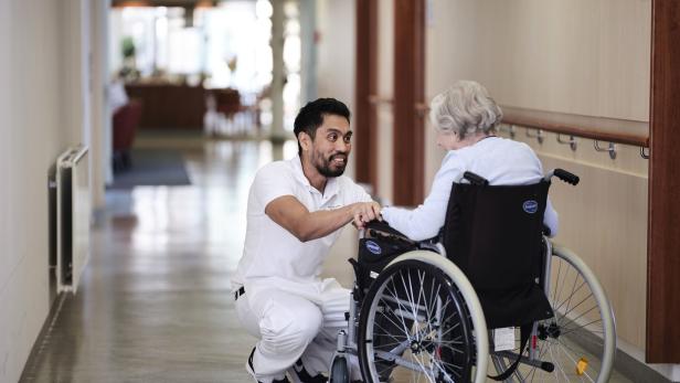 "Kann mich nach dem Dienst nicht mehr bewegen": Pflegende erzählen aus ihrem Alltag