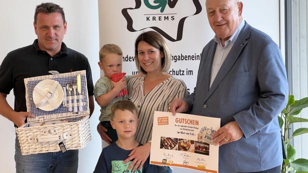 Kerstin Fink und ihre beiden Söhne Leon und Jonas zählen zu den glücklichen Gewinnern und holen sich ihren Picknickkorb von Abfallberater Günter Weixelbaum (links) und GV Krems Obmann Anton Pfeifer (rechts) ab.