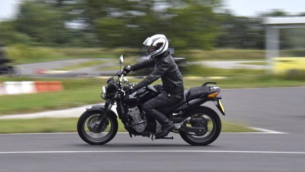 Ein Motorradfahrer nimmt an einem Wiedereinsteiger-Training teil.