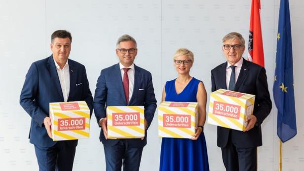 Energiesteuern senken: 35.000 Unterschriften an Finanzminister Magnus Brunner überreicht