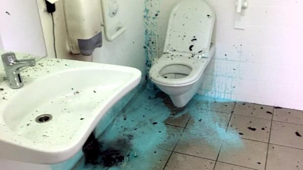 Auch in einer WC-Anlage wurde Papier in Brand gesetzt.