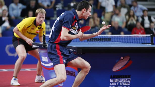 Zwei Tischtennisspieler während eines Spiels bei den ITTF European Table Tennis Championships.