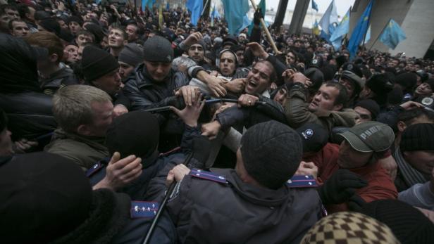 Gefährliches Gerangel auf der Krim: Russland-treue bewaffnete Kräfte besetzten gestern das Regional-Parlament, Anhänger der neuen Regierung in Kiew, darunter die Krim-Tartaren, wehren sich vehement gegen Moskaus Zugriff.