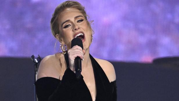 Adele live in London: Perfekt in Abendkleid und Wollsocken
