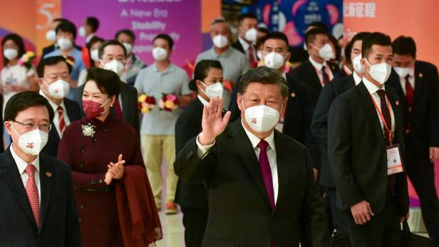 Abgeordneter aus Hongkong nach Foto mit Xi positiv getestet