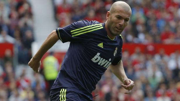 Real Madrid&#039;s Zinedine Zidane runs with the ball during a legends charity soccer match against Manchester United at Old Trafford in Manchester, northern England June 2, 2013. REUTERS/Phil Noble (BRITAIN - Tags: SPORT SOCCER)