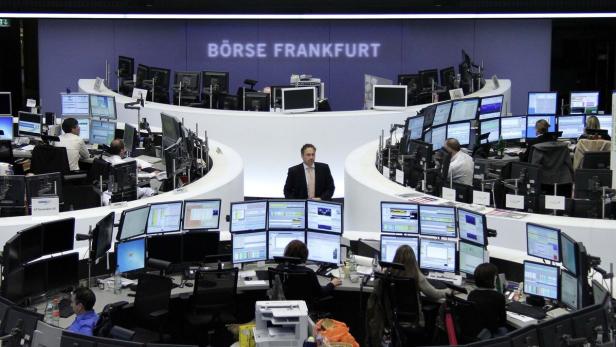 Blick in den Handelssaal der Frankfurter Wertpapierbörse mit zahlreichen Mitarbeitern vor Bildschirmen.