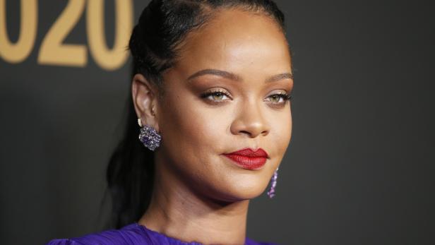 51st NAACP Image Awards  Photo Room Pasadena - Rihanna poses backstage with her President's award