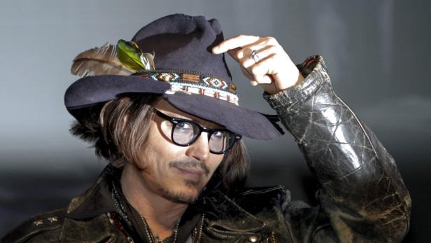 epa03736144 (FILES) The file picture dated 13 May 2012 shows U.S. actor Johnny Depp during a news conference in Tokyo, Japan. Depp will turn 50 years on 09 June 2013. EPA/Kimimasa Mayama *** Local Caption *** 50338702