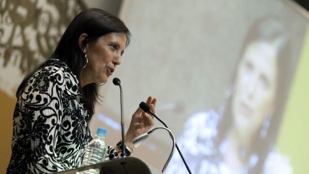 epa02476380 A picture dated 01 December 2010 shows Argentinian writer Claudia Pineiro, winner of the Sor Juana Ines de la Cruz award for her novel, entitled Las Grietas de Jara, speaking at the 24th Guadalajara International Book Fair, in Guadalajara, Mexico. The fair&#039;s guest of honor this year is the Spanish region of Castile and Leon. EPA/GERARDO ZAVALA