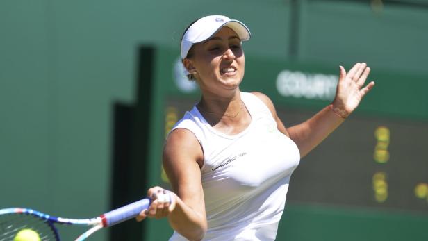 Eine Tennisspielerin schlägt einen Ball während eines Matches.