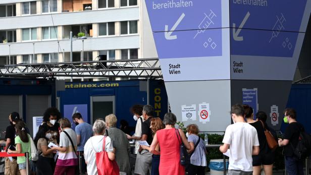 Die große Impfstraße (Bild aus dem Juli 2021) ist abgebaut, dennoch wird im Austria Center fleißig geimpft
